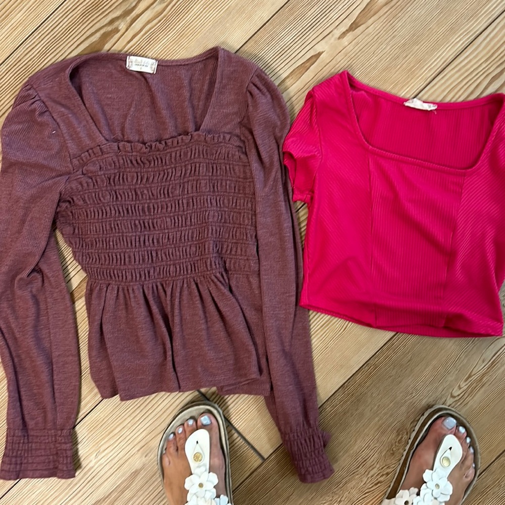 Perfect for teen! Medium long sleeve and small cropped short sleeve altd state!